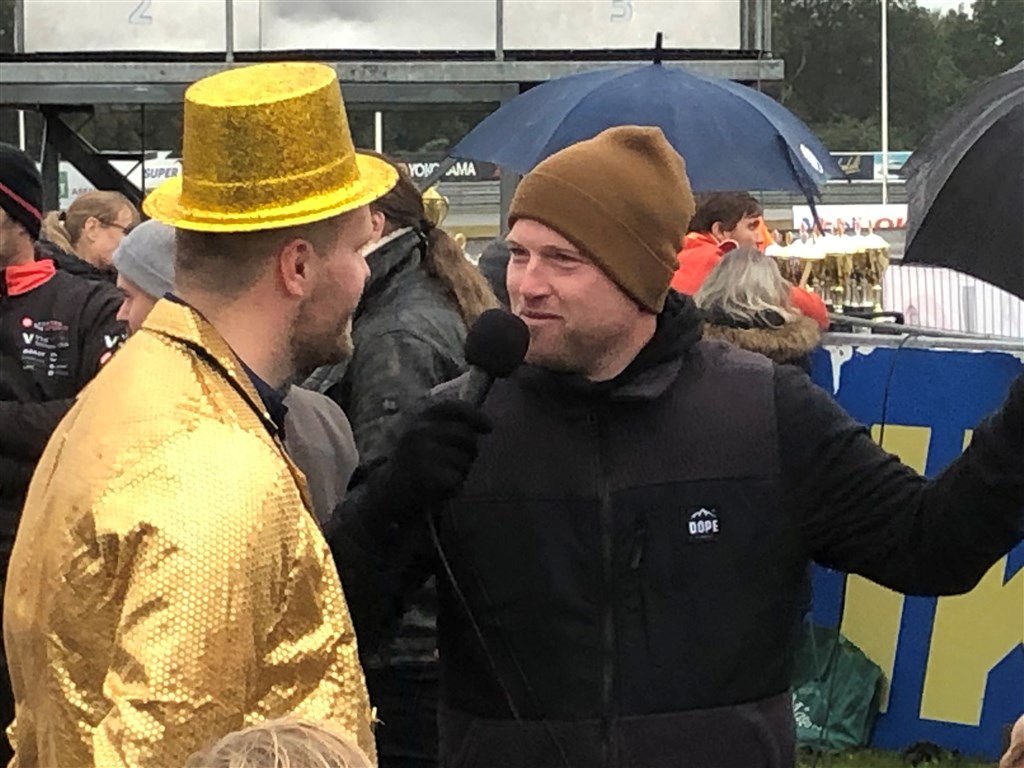 Hjelmen var skiftet ud med en guldhat, og Ole Petersen var spontant blevet iført en guldjacket, da han stillede op til første interview efter det genvundne mesterskab.
(Foto: YouTube/Uwe Iwersen)